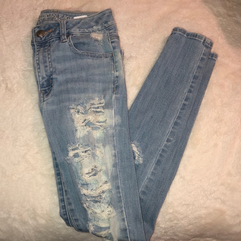AMERICAN EAGLE RIPPED JEANS
